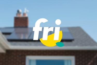 Titelbild der Referenz "Website-Relaunch für fri.energy" von viminds. Im Hintergrund ein Haus mit Solarplatten auf dem Dach. Im Vordergrund das Unternehmenslogo von fri.energy.