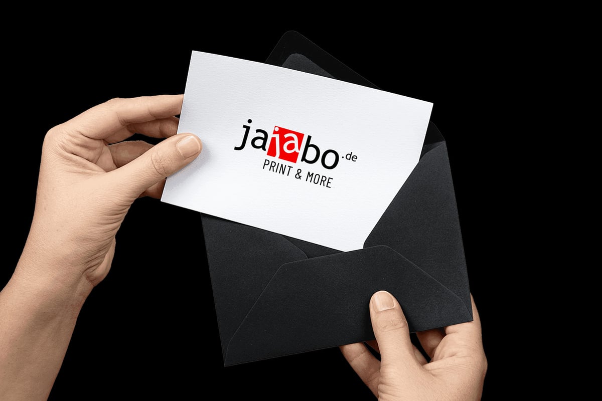 Karte bedruckt mit dem Logo von jajabo.de die in einen Briefumschlag gesteckt wird