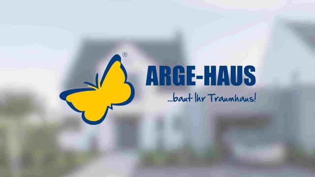 Referenzbild von "Automatisierte Neukundengewinnung für ARGE-HAUS Rostock mit HubSpot". Ein ARGE-Haus im Hintergrund des Bildes. Im Vordergrund das Logo des Unternehmens ARGE-HAUS mit Slogan.