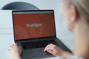 Hubspot-Webseite auf Laptop