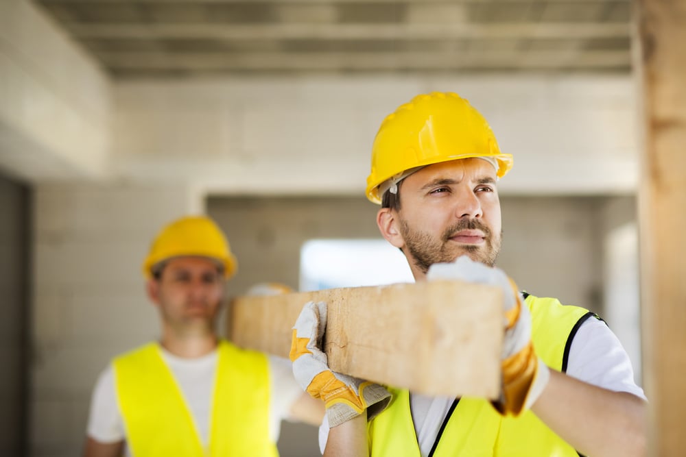 Hausbauunternehmen bei der Arbeit