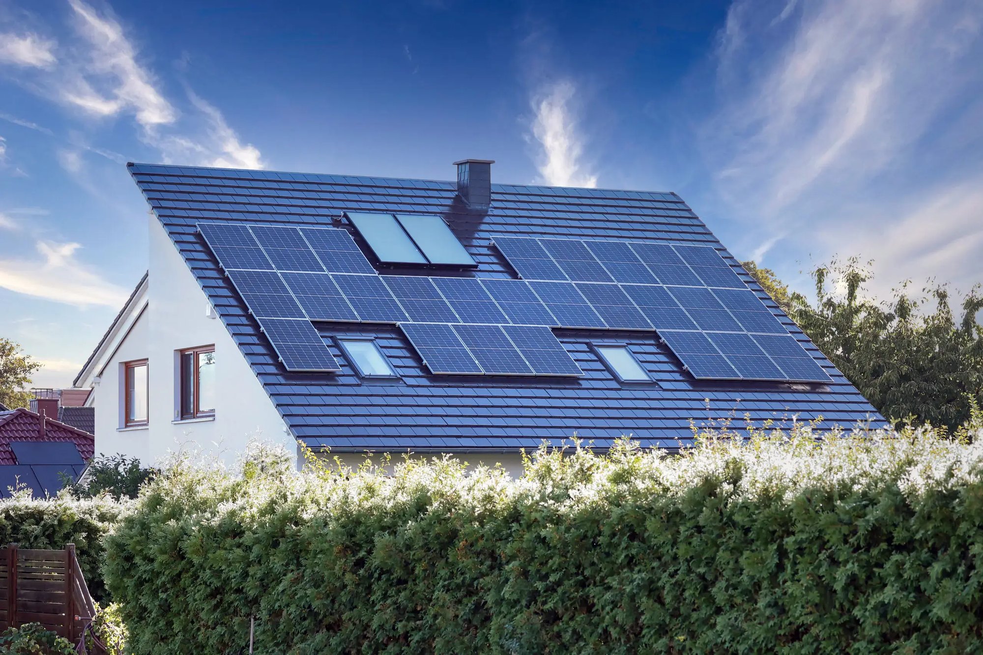 Haus mit Solaranlage auf dem Dach