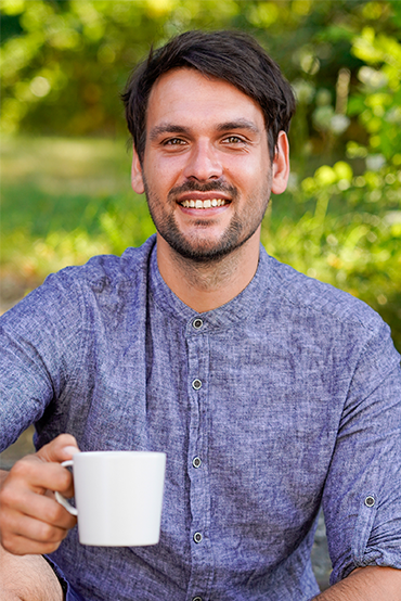 Mitarbeiter mit Tasse in der Natur