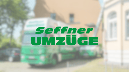 Titelbild für die Referenz "Online-Marketing für Seffner Umzüge". Im Hintergrund Fahrzeuge von Seffner bei einem Umzug. Im Vordergrund das Logo des Unternehmens.