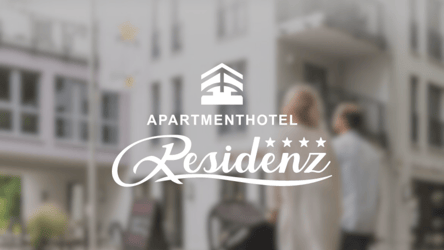 Titelbild für die Referenz "Online-Marketing für Akzent Hotels". Projekt durchgeführt von Online Marketing Agentur viminds. Im Hintergrund eine Familie vor einem Akzent Hotel. Im Vordergrund das Logo von Apartmenthotel Residenz