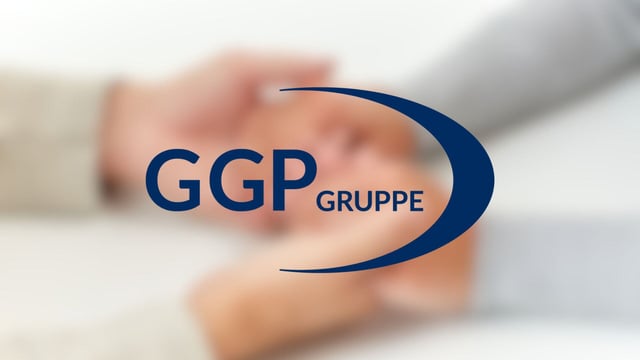 Referenzbild für die neue und moderne Website von GGP-Gruppe. Im Hintergrund Hände von zwei Personen, die sich halten. Im Vordergrund das Logo des Unternehmens GGP Gruppe.