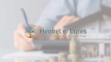 Titelbild für die Referenz "Wachstumsstrategie für Henkel & Lares". Durchgeführt von Marketing Agentur viminds. Im Hintergrund ein Finanzberater, im Vordergrund Logo des Unternehmens,