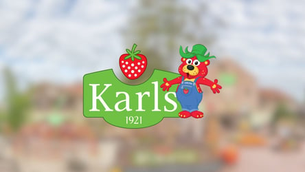 Referenzbild der Referenz für die neue Website der Karls Erlebnisdörfer. Im Hintergrund ein Erlebnishof. Im Vordergrund das Logo.