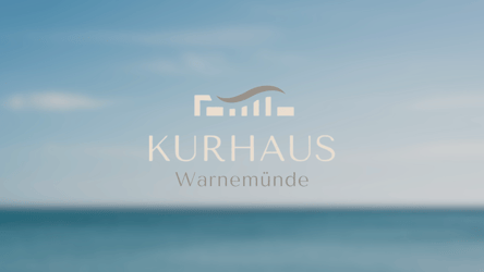 Titelbild der Referenz von Neue Website & HubSpot CRM für Kurhaus Warnemünde. Projekt umgesetzt von Online Marketing Agentur viminds. Im Hintergrund des Teaser-Bildes die Ostsee. Im Vordergrund das Logo von Kurhaus Warnemünde.