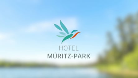 Referenzbild für die neue Website von Hotel Müritz-Park. Im Hintergrund der Müritz See und Umgebung. Im Vordergrund das Logo des Hotels.