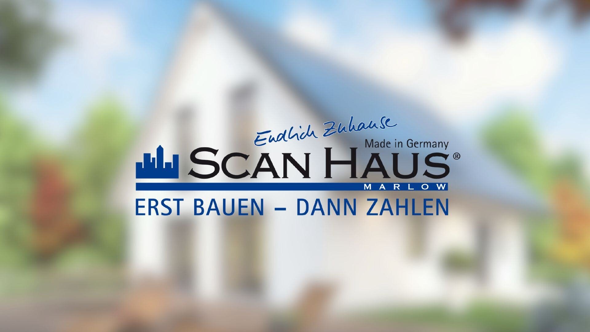 Referenzbild der Online Marketing Kampagne für ScanHaus Marlow. Bild einer Familie in einem ScanHaus mit Logo des Unternehmens im Vordergrund.