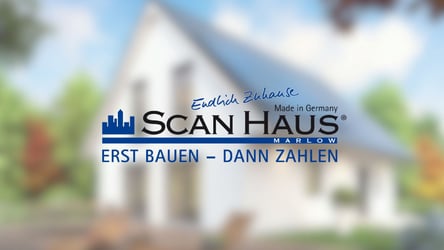 Referenzbild für die neue und moderne Website für ScanHaus Marlow. Im Hintergrund ein Fertighaus von ScanHaus. Im Vordergrund das Logo des Unternehmens.