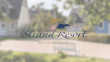 Titelbild der Referenz "Online-Marketing für das Strandresort Markgrafenheide". Im Hintergrund das Resort und im Vordergrund das Logo des Unternehmens Strand Resort Markgrafenheide.