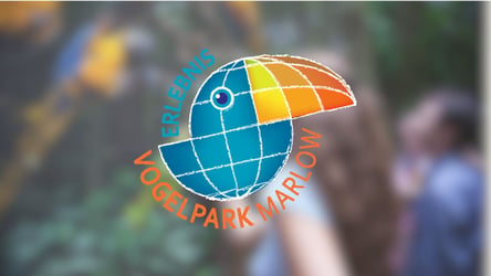 Vorschaubild für die Referenz des Website Relaunches vom Vogelpark Marlow. Im Hintergrund eine Aufnahme aus dem Vogelpark. Im Vordergrund das Logo vom Vogelpark Marlow.