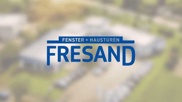 Referenzbild für Erfolgreiches Social-Recruiting für die Fresand GmbH. Im Hintergrund des Bildes ein Firmengebäude von Fresand. Im Vordergrund das Logo des Unternehmens.