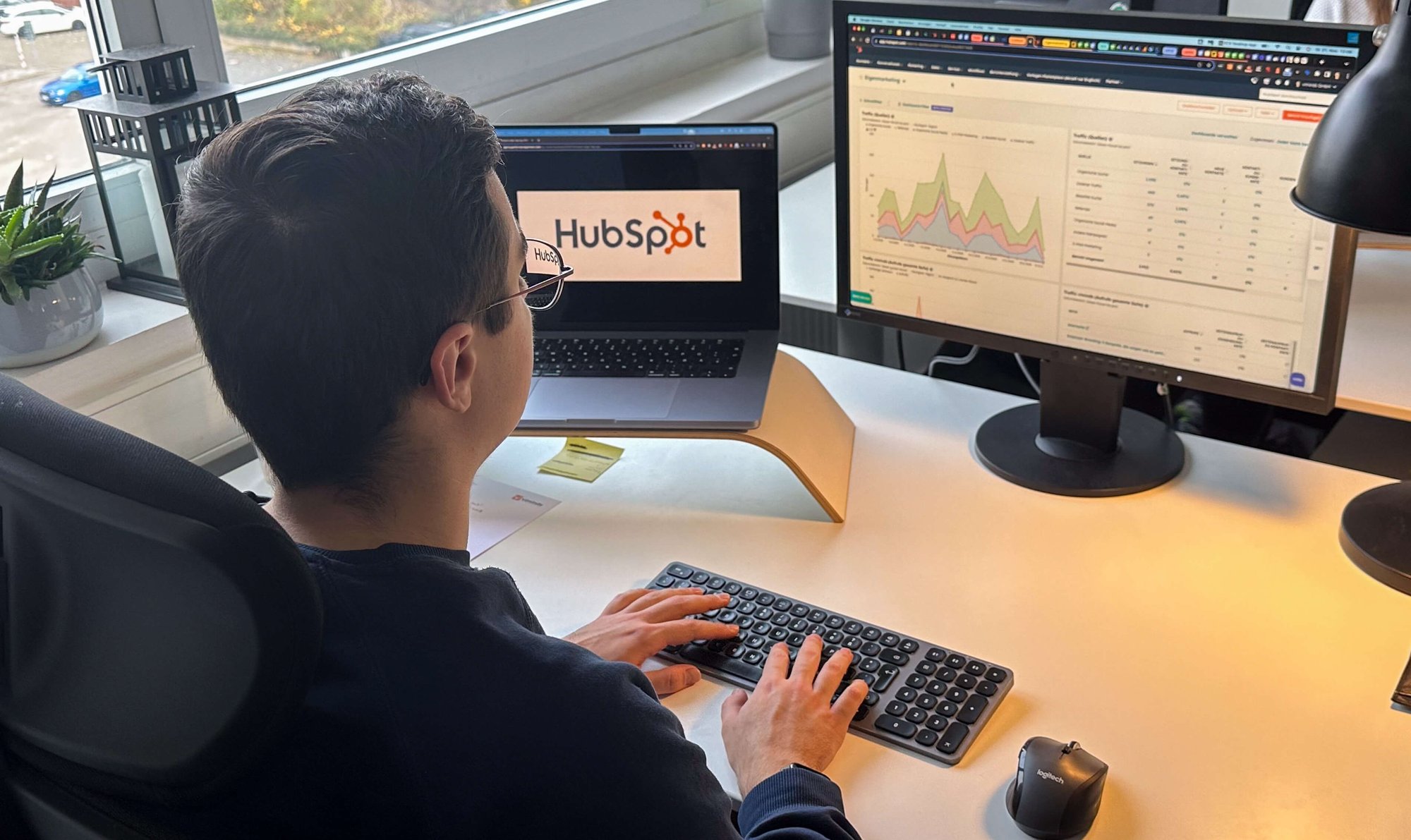 viminds Mitarbeiter arbeitet an HubSpot Analyse an seinem Schreibtisch