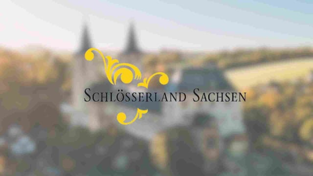 Referenzbild für die Referenz zu HubSpot-Tracking für Schlösserland Sachsen. Im Hintergrund ein Schloss in Umgebung von Natur. Im Vordergrund das Logo von Schlösserland Sachsen.