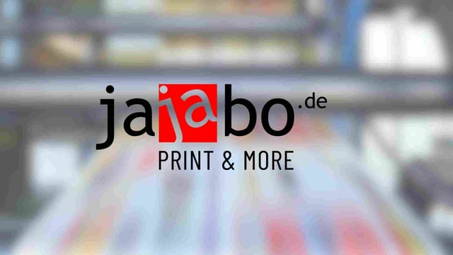 Referenzbild für Marketingautomation für jajabo.de mit HubSpot. Eine Printproduktion im Hintergrund des Bildes. Ich Vordergrund das Unternehmenslogo von jajabo.