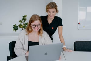 viminds Mitarbeiter mit Blick auf Laptop