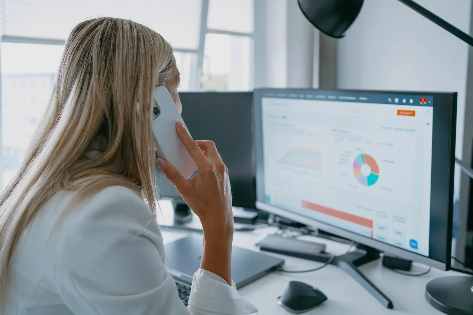 Das Bild zeigt eine Mitarbeiterin der HubSpot Agentur viminds in Karlsruhe in einem Sales Call mit HubSpot Dashboard auf dem Monitor.