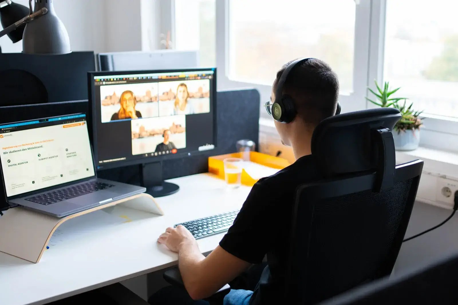 Das Bild zeigt einen Mitarbeiter unserer HubSpot Partner Agentur in Dresden, der gerade einen Video Call mit drei Personen zum HubSpot Onboarding hat.