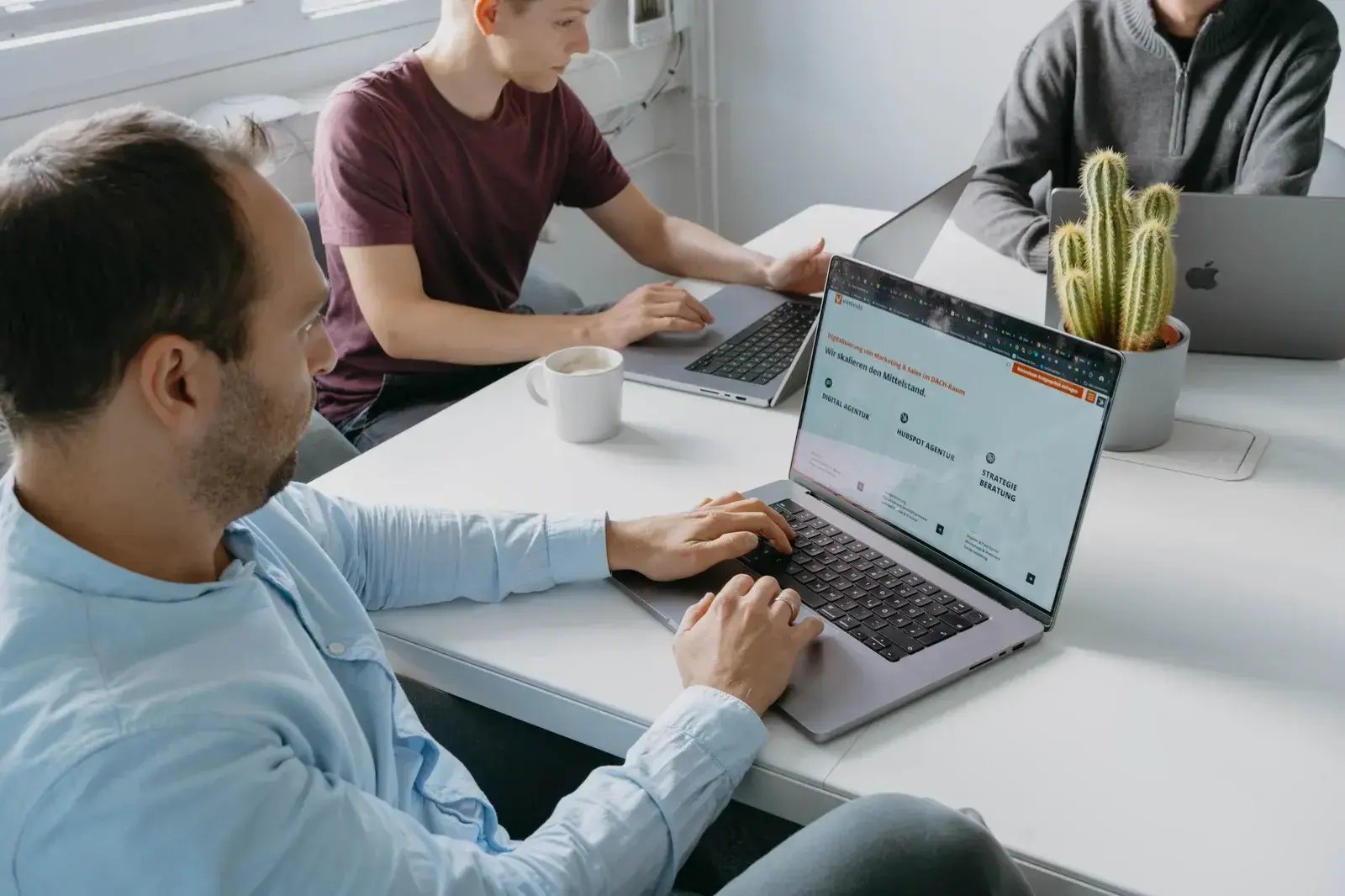 Das Bild zeigt zwei Mitarbeiter unserer HubSpot Agentur in Rostock in einem Meeting zur Erstellung von HubSpot Websites.