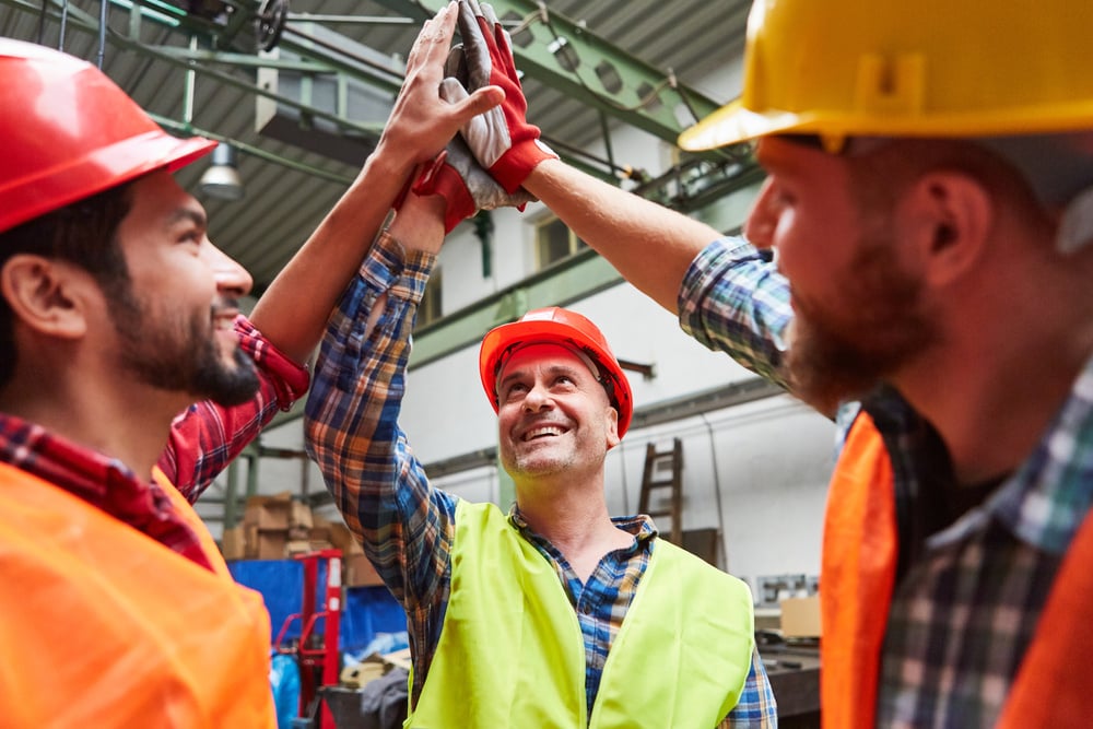 Handwerker schlagen ein