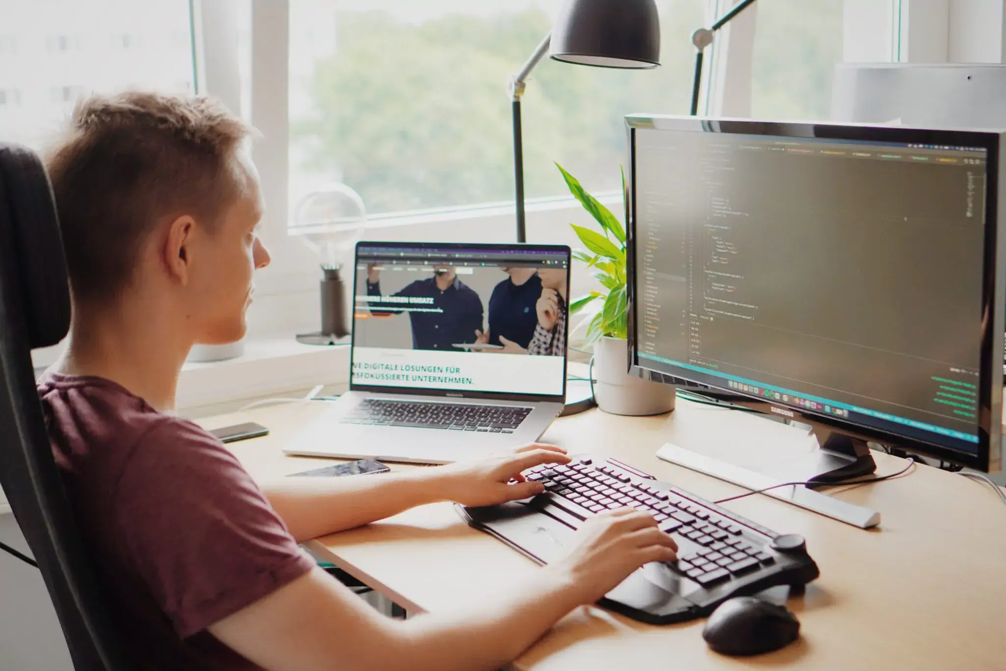 Mitarbeiter am Schreibtisch bei Website-Programmierung